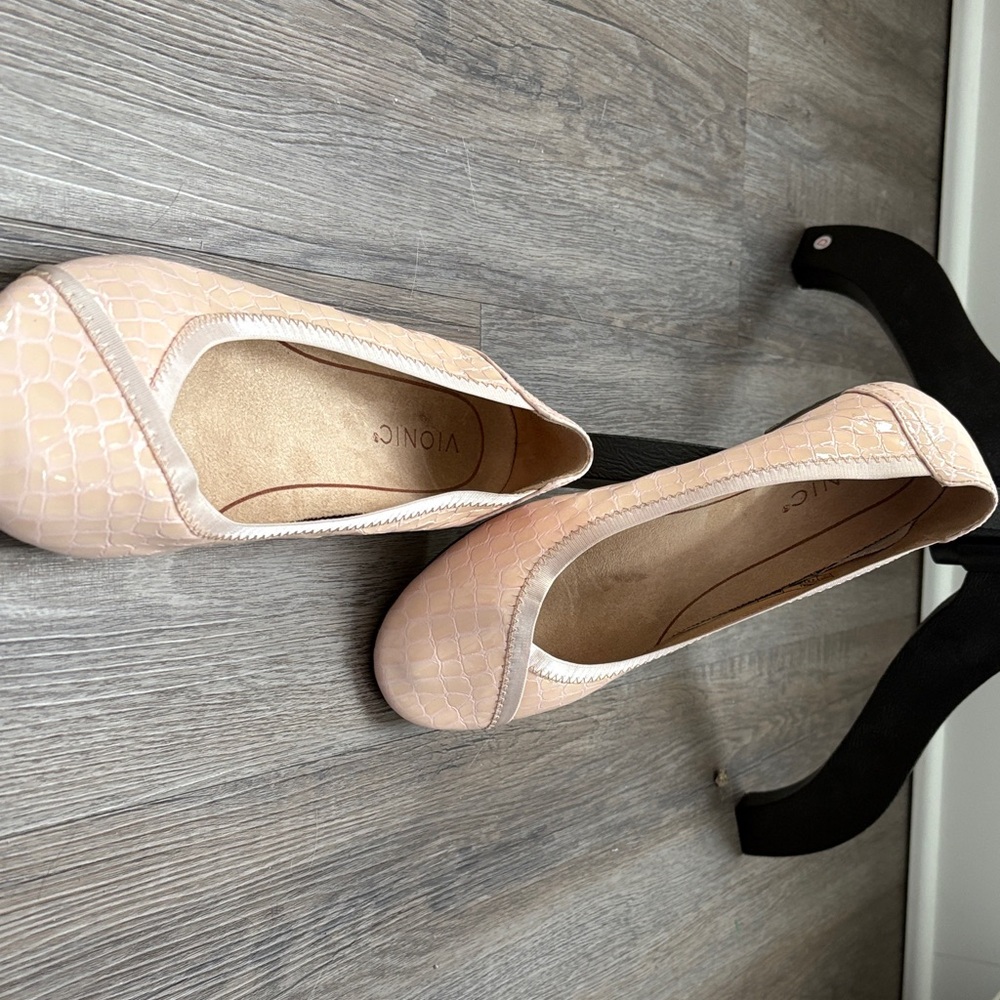 Vionic Women's light Pink Croc-Embossed Flats